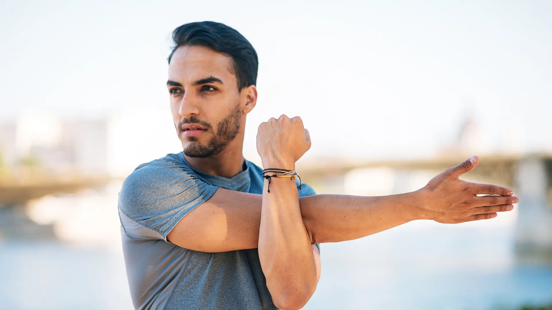 Fokussierter Sportler setzt Handlungsziele für seine Wettkampfvorbereitung mithilfe von Sportmentaltraining für eine starke mentale Strategie