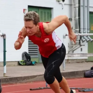 Leichtathletin auf Bahn