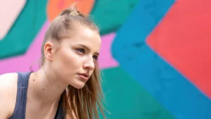 Mentale Stärke durch Visualisierung: Junge Sportlerin macht Visualisierungsübung