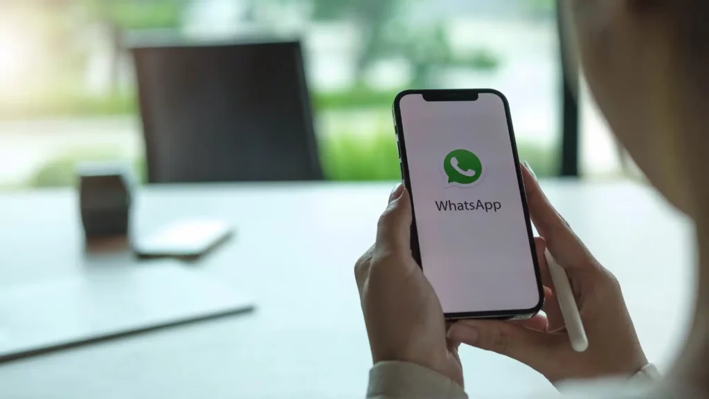 Smartphone mit WhatsApp zur direkten Betreuung – persönliche Betreuung und unkomplizierter Austausch beim Mentalcoaching für Kinder.