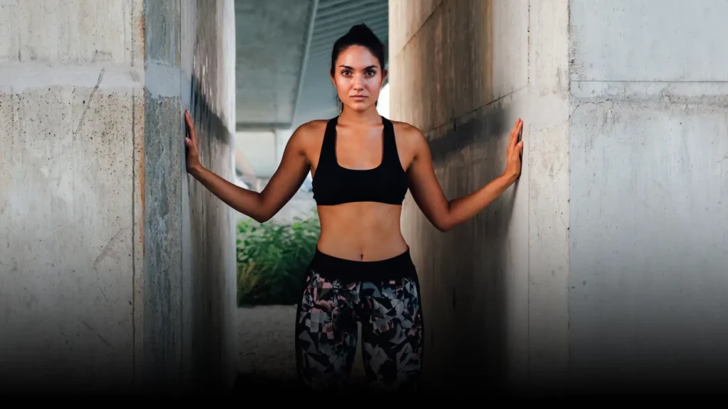 Junge Sportlerin blickt selbstbewusst und konzentriert in die Kamera – Online-Selbsttest zur Bestimmung der eigenen mentalen Stärke im Sport.