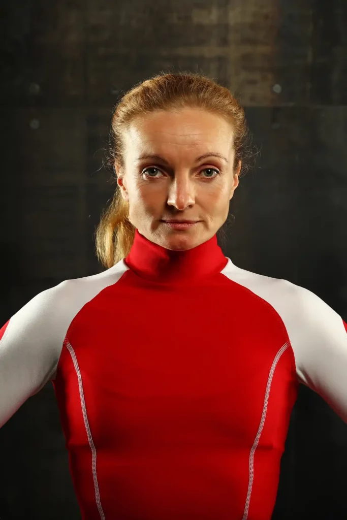 Nervöse und unsichere Frau beim Sporttraining – Gedanke und Stress blockieren ihre Leistungsfähigkeit.