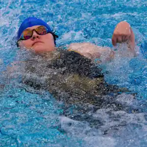 Mental starke Para-Schwimmerin beim Wettkampf im Wasser