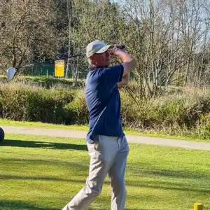 Ambitionierter Golfspieler zeigt mentale Stärke am Golfplatz