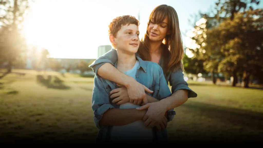 Eltern und Kind machen High Five, weil sie an einem Strang ziehen - durch Elterncoaching im MentalHouse